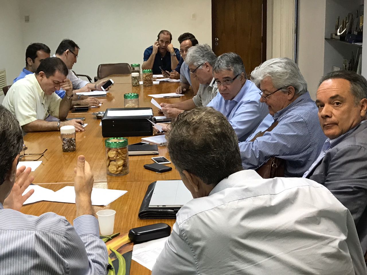 
Na sede do SINDAÇÚCAR/PE, Renato Cunha presidindo reunião sobre exportações de açúcar, com as presenças de associados, dia 18/setembro/2017
