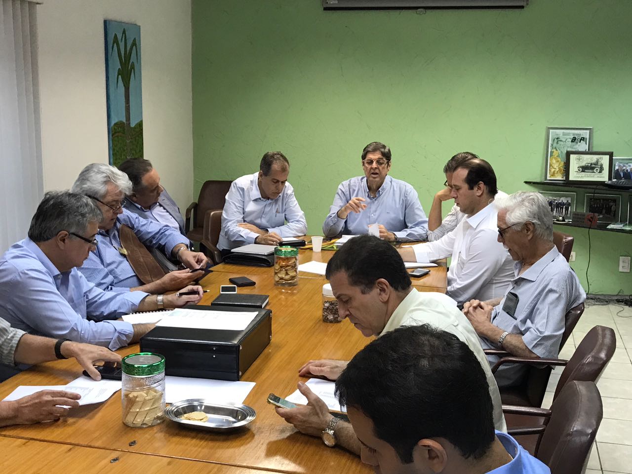 
Na sede do SINDAÇÚCAR/PE, Renato Cunha presidindo reunião sobre exportações de açúcar, com as presenças de associados, dia 18/setembro/2017
