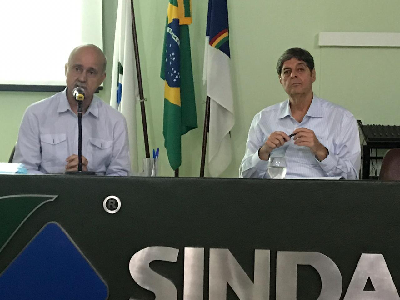
No Auditório da sede do SINDAÇÚCAR/PE, o Presidente Renato Cunha recebe Pedro Robério do SINDAÇÚCAR/AL e outras representações do setor,</br> para a fundação da Associação de Produtores de Açúcar, Etanol e Bionergia - NOVABIO, dia 01/abril/2019
