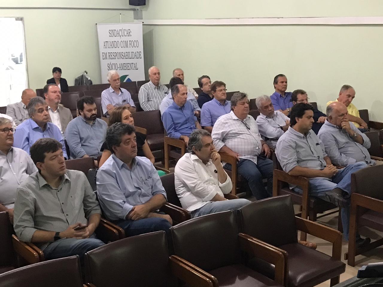 
No Auditório da sede do SINDAÇÚCAR/PE, o Presidente Renato Cunha recebe Pedro Robério do SINDAÇÚCAR/AL e outras representações do setor,</br> para a fundação da Associação de Produtores de Açúcar, Etanol e Bionergia - NOVABIO, dia 01/abril/2019