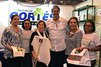 
Na FENEARTE realizada no Centro de Convenções/PE, Renato Cunha, Presidente SINDAÇÚCAR/PE, visita espaço do Clube das Mães da Prefeitura de Cortês, sob a presidência da Senhora Geralda Farias, dia 06/julho/2018
