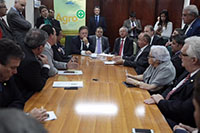 
Renato Cunha, Presidente do SINDAÇÚCAR/PE, participando com os Presidentes do Nordeste e Centro Sul em companhia de parlamentares dos Estados de PE, AL, RN, PI e PB, de reunião com o Ministro<br/> da Agricultura, Pecuária e Abastecimento, Blairo Maggi, em Brasília, dia 15/março/2017