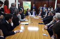 
Renato Cunha, Presidente do SINDAÇÚCAR/PE, participando com os Presidentes do Nordeste e Centro Sul em companhia de parlamentares dos Estados de PE, AL, RN, PI e PB, de reunião com o Ministro<br/> da Agricultura, Pecuária e Abastecimento, Blairo Maggi, em Brasília, dia 15/março/2017