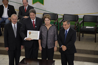 Renato Cunha, presidente do Sindicato da Indústria do Açúcar e do Álcool no Estado de Pernambuco – Sindaçúcar-PE, recebe em Brasília das mãos da presidente do Brasil, Dilma Roussef, em nome dos associados, o selo “Compromisso Nacional para Aperfeiçoar as Condições de Trabalho na Cana-de-Açúcar.